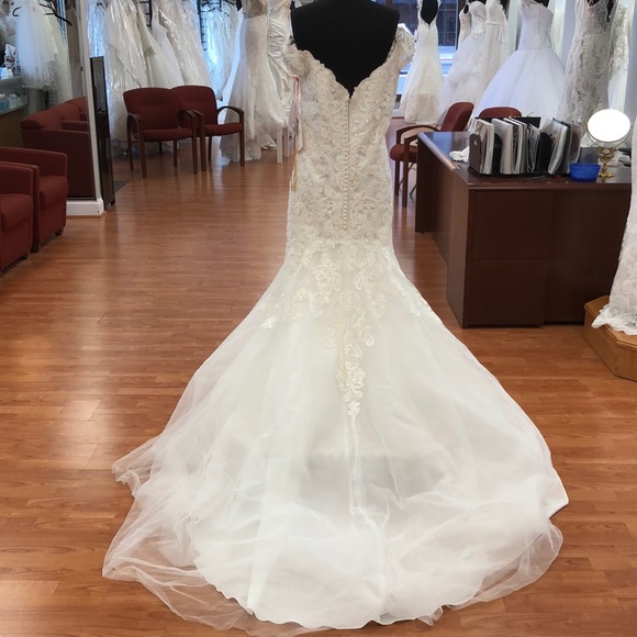 Ivory wedding gown with sequins, faux pearls - Picture 4 of 8